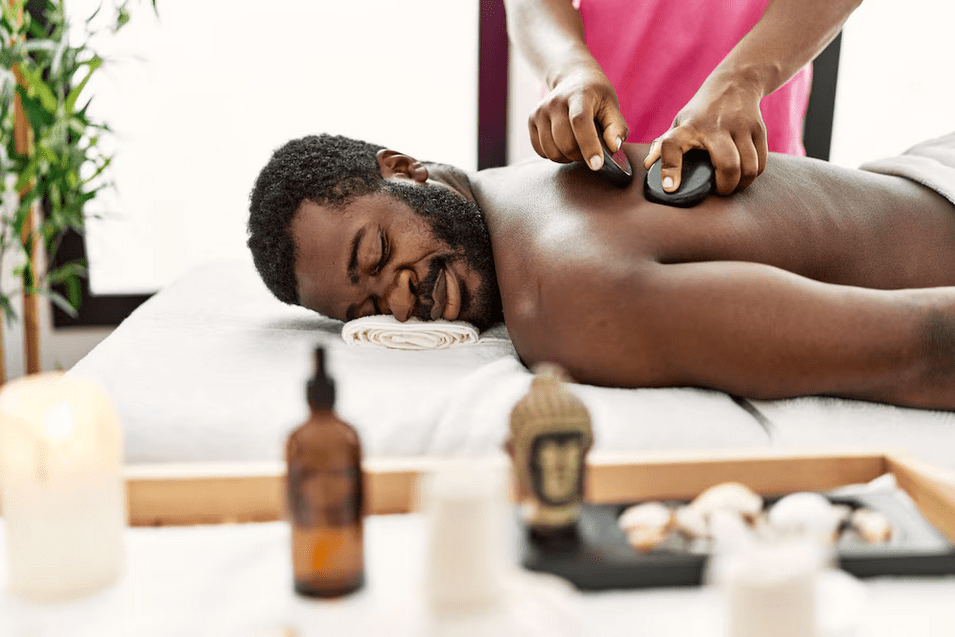 Screenshot 2025-04-11 at 11-25-50 african-american-man-reciving-back-massage-with-black-stones-beauty-center_839833-12881.jpg (Image AVIF 996 × 664 pixels) - Redimensionnée (95%)