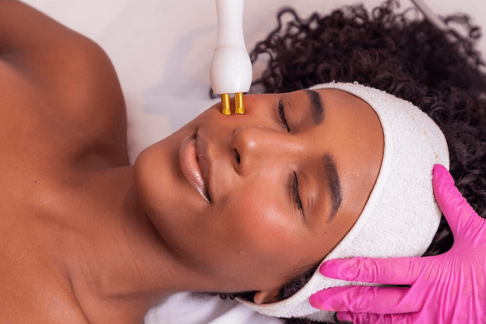 Screenshot 2025-04-11 at 11-41-58 woman-applying-plasma-jet-her-face_432566-10628.jpg (Image JPEG 996 × 664 pixels) - Redimensionnée (95%)